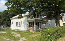 921 Trenton Avenue, Uhrichsville, OH 44683