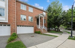 18 Skymark Ct, Upper Saddle River Boro, NJ 07458-2318