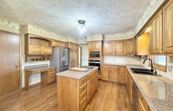 901 Loch Lommond Dr, Hutchinson, KS 67502