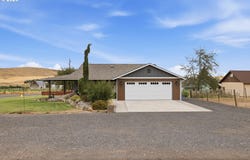 226 SE HEIMRICH St, Dufur, OR 97021