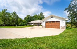 4117 S 77th Road Road, Bolivar, MO 65613