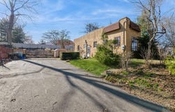 10 Saint James Place, Glen Cove, NY 11542