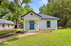 1017 E Washington Street, Paris, TX 75460