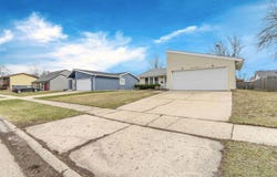 1295 Foxcroft Drive, Aurora, IL 60506