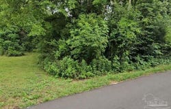 70 Juniper St, Mcdavid, FL 32568