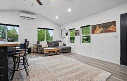 905 Holiday Ln, Coralville, IA 52241