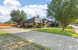 405 Lincoln Oaks Drive, Burleson, TX 76028
