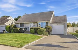 38 Croyden Lane, Hicksville, NY 11801