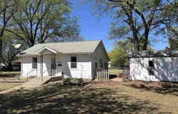 216 E 8th St, Harper, KS 67058