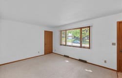 78 Summit St, Hartford, WI 53027