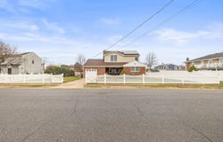 27 Coolidge Avenue, Amity Harbor, NY 11701