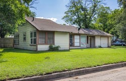 1102 Post Oak Street, Hearne, TX 77859