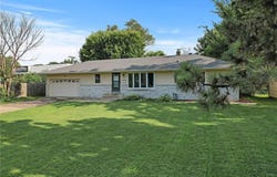 1116 Roselawn Avenue W, Roseville, MN 55113