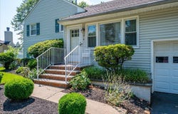 24 Turner Ct, Metuchen Boro, NJ 08840-1006