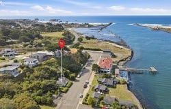 325 1ST St SW, Bandon, OR 97411