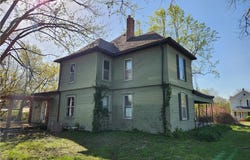 400 Thurston Street N, Versailles, MO 65084