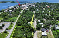 215 4th St, Apalachicola, FL 32320