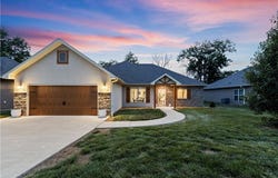 2255 Stonegate Drive, Nevada, MO 64772