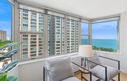 525 W HAWTHORNE Place, Chicago, IL 60657