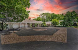 625 E Juniper Ln, Mequon, WI 53092