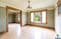 207 N Wicker St, Canton, SD 57013