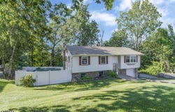 1 Eugene Pl, Hopatcong Boro, NJ 07843-1605