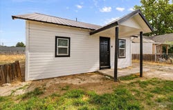 9 E Owyhee Ave, Homedale, ID 83628