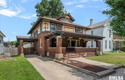 215 E MARKET Street, Taylorville, IL 62568