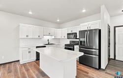 3500 S Chalice Pl, Sioux Falls, SD 57106
