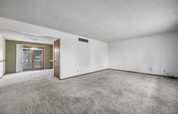 805 W 17th St, Vinton, IA 52349