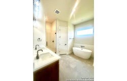 181 Pine Valley Dr, La Vernia, TX 78121