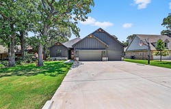 211 Comanche Drive, Lake Kiowa, TX 76240