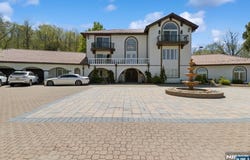 912 Cherokee Lane, Franklin Lakes, NJ 07417