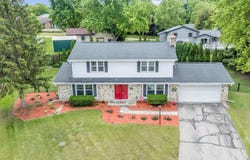 837 Wexford Ct, Hartland, WI 53029