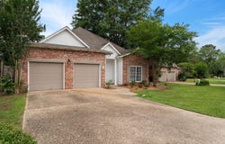 38 Stones Throw Dr., Hattiesburg, MS 39402