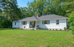 8 Knight Street, Falmouth, ME 04105
