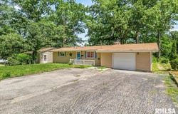 15858 OAK Lane, Girard, IL 62640