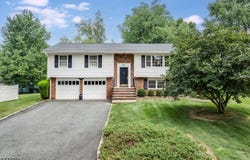 4 Williamsburg Dr, Roseland Boro, NJ 07068-1215