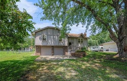 402 E 10th Street, Kearney, MO 64060