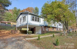 821 Anne Avenue W, Hendersonville, NC 28739