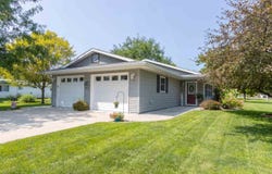 915 N 8th Ave, IA 52353