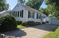 1055 E ELM Street, Canton, IL 61520