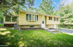 50 Woodledge Hills Drive, Hawley, PA 18428