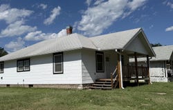 520 W 15th Ave, Hutchinson, KS 67501-4120