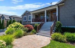 10 Raeburn Court, Babylon, NY 11702