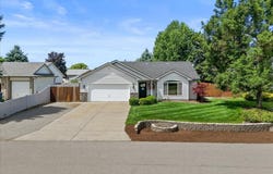 9033 N Blossom Dr, Hayden, ID 83835