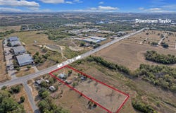 1607 E 4th St, Taylor, TX 76574