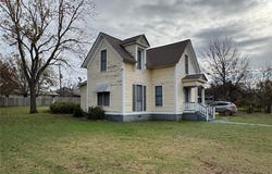 102 South Pine Street, Calvert, TX 77837