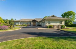 245 FAIRWAY VILLAGE LN, Roseburg, OR 97471