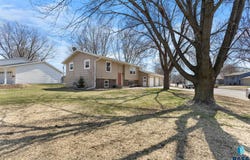 200 Perry Ln, Harrisburg, SD 57032
